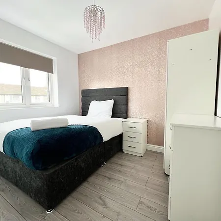 Contractor-Ready House - Bright, Spacious, And Free Wifi Included! Luton  Esterno foto