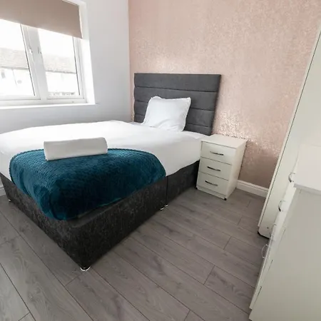 Contractor-Ready House - Bright, Spacious, And Free Wifi Included! Luton  Esterno foto