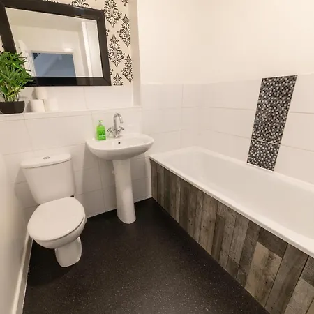 Contractor-Ready House - Bright, Spacious, And Free Wifi Included! Luton  Esterno foto