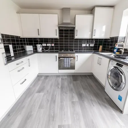 Contractor-Ready House - Bright, Spacious, And Free Wifi Included! Luton  Esterno foto
