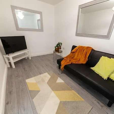 Contractor-Ready House - Bright, Spacious, And Free Wifi Included! Luton  Esterno foto