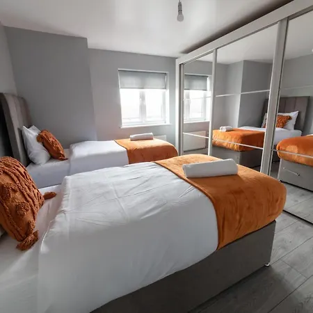 Contractor-Ready House - Bright, Spacious, And Free Wifi Included! Luton  Esterno foto
