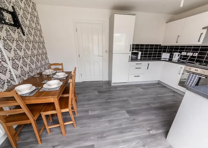 Contractor-Ready House - Bright, Spacious, And Free Wifi Included!