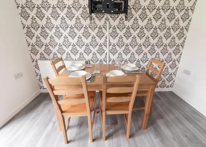 Contractor-Ready House - Bright, Spacious, And Free Wifi Included!