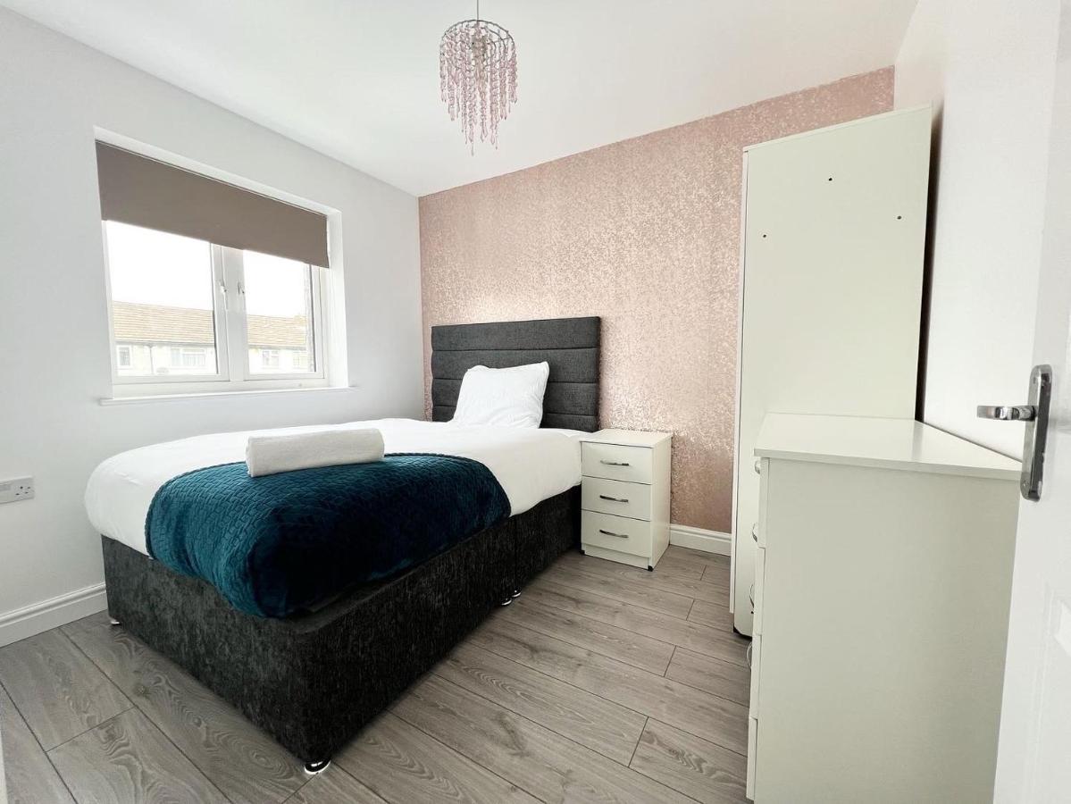 Contractor-Ready House - Bright, Spacious, And Free Wifi Included! *