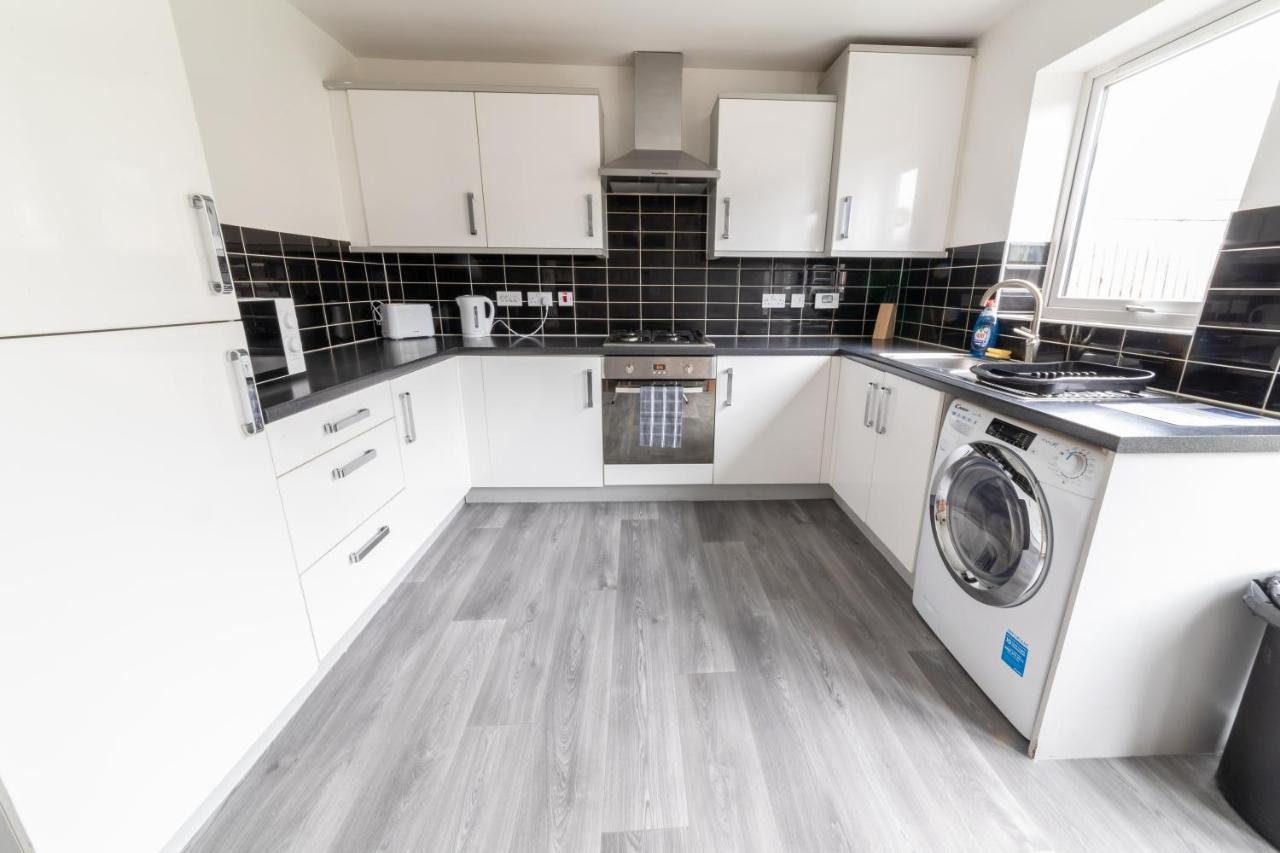 Contractor-Ready House - Bright, Spacious, And Free Wifi Included! Apartment *