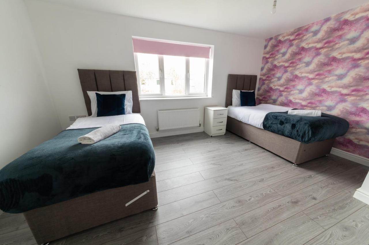 Contractor-Ready House - Bright, Spacious, And Free Wifi Included!