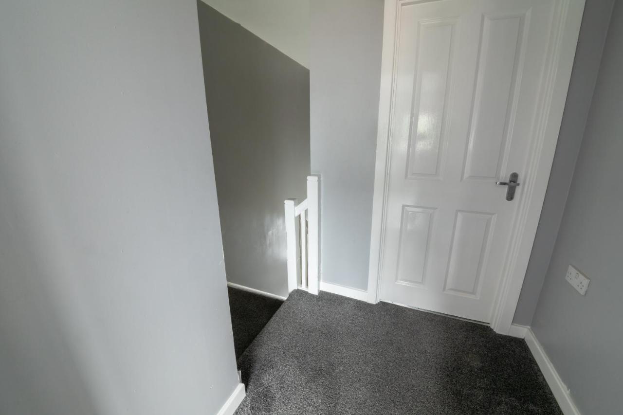 Apartment Contractor-Ready House - Bright, Spacious, And Free Wifi Included!