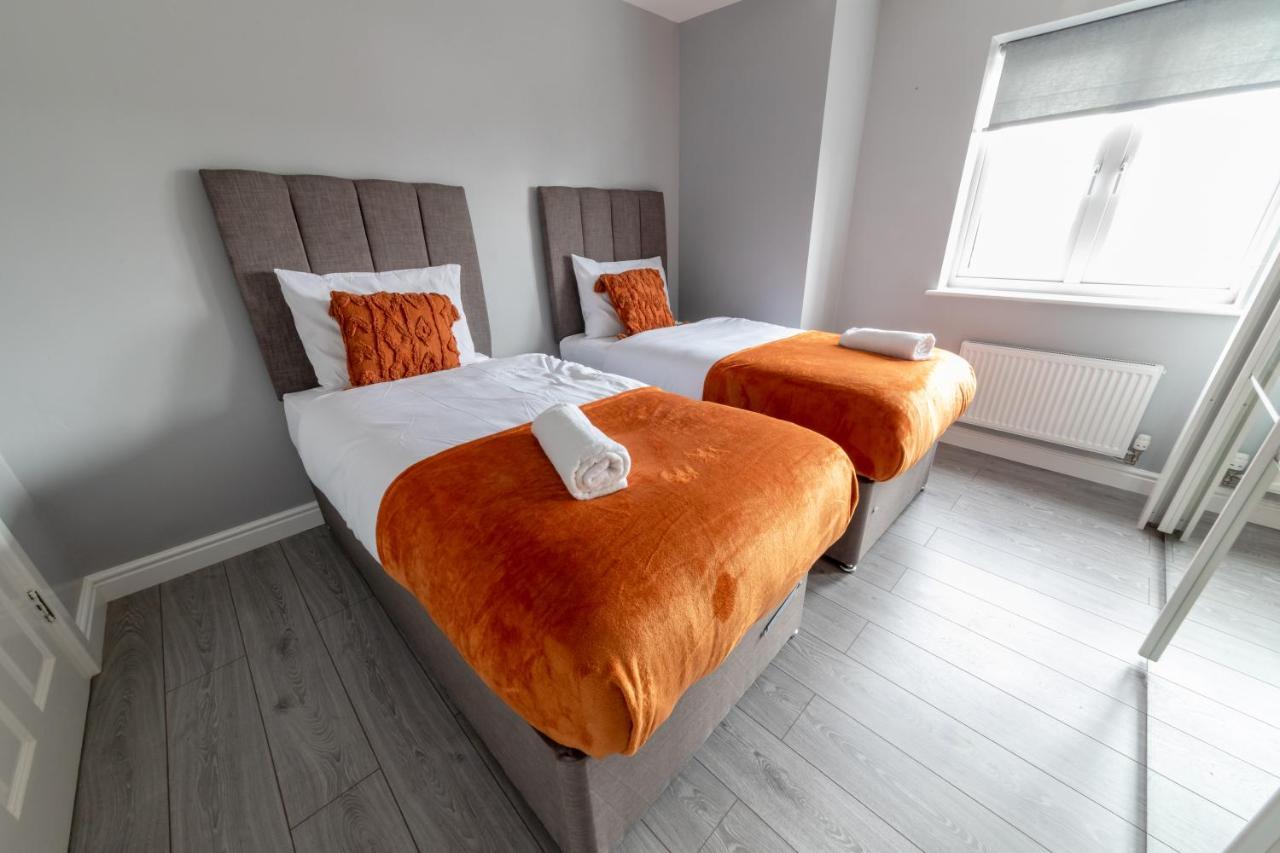 Contractor-Ready House - Bright, Spacious, And Free Wifi Included! Apartment *