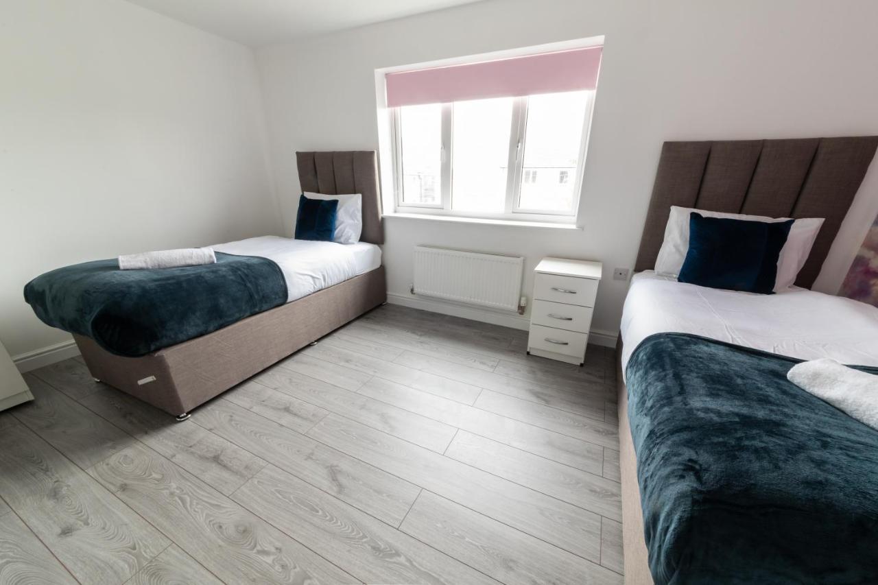 Apartment Contractor-Ready House - Bright, Spacious, And Free Wifi Included! *
